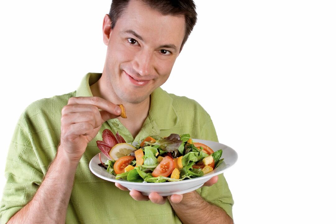 moški jedo zelenjavno solato za moč