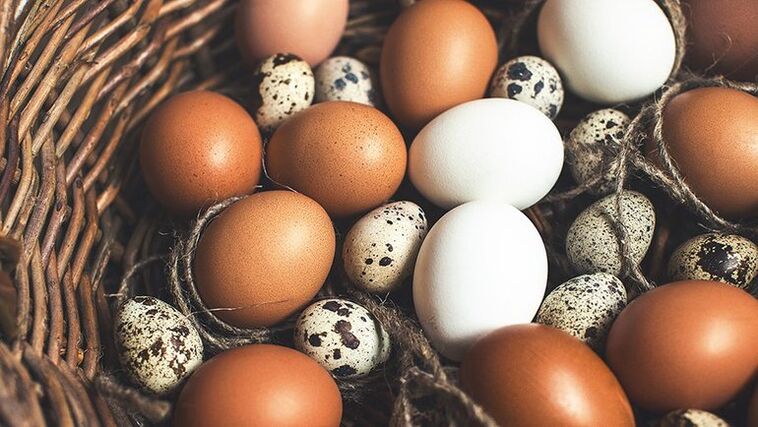 Prepeličja in piščančja jajca je treba dodati moški prehrani, da bi ohranili moč. 